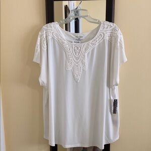 Chelsea & Theodore White Relaxed Short Sleeve Blouse